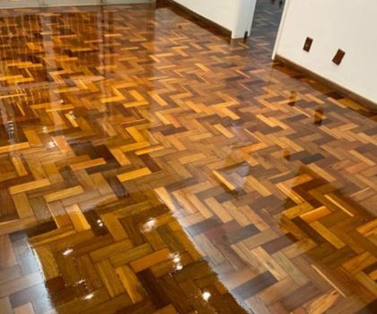 Raspagem de piso de madeira em sala residencial