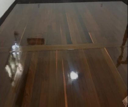 Quarto com piso de madeira revitalizado