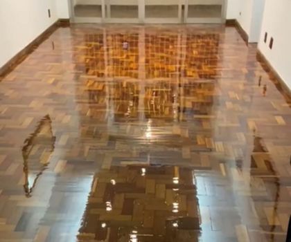 Aplicação de sinteco em piso de madeira