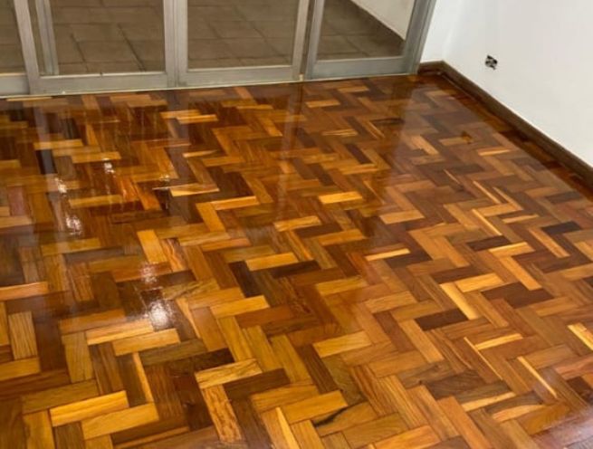 Raspagem de piso de madeira