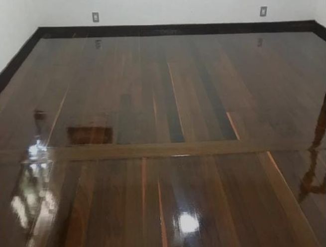 Acabamento de verniz em piso de madeira