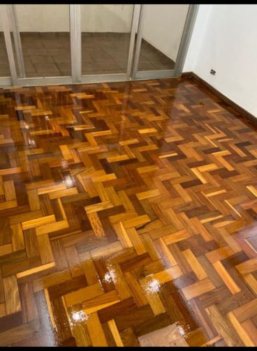 Cliente satisfeito com restauração de piso de madeira