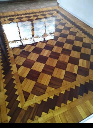 Cliente satisfeito com restauração completa de piso